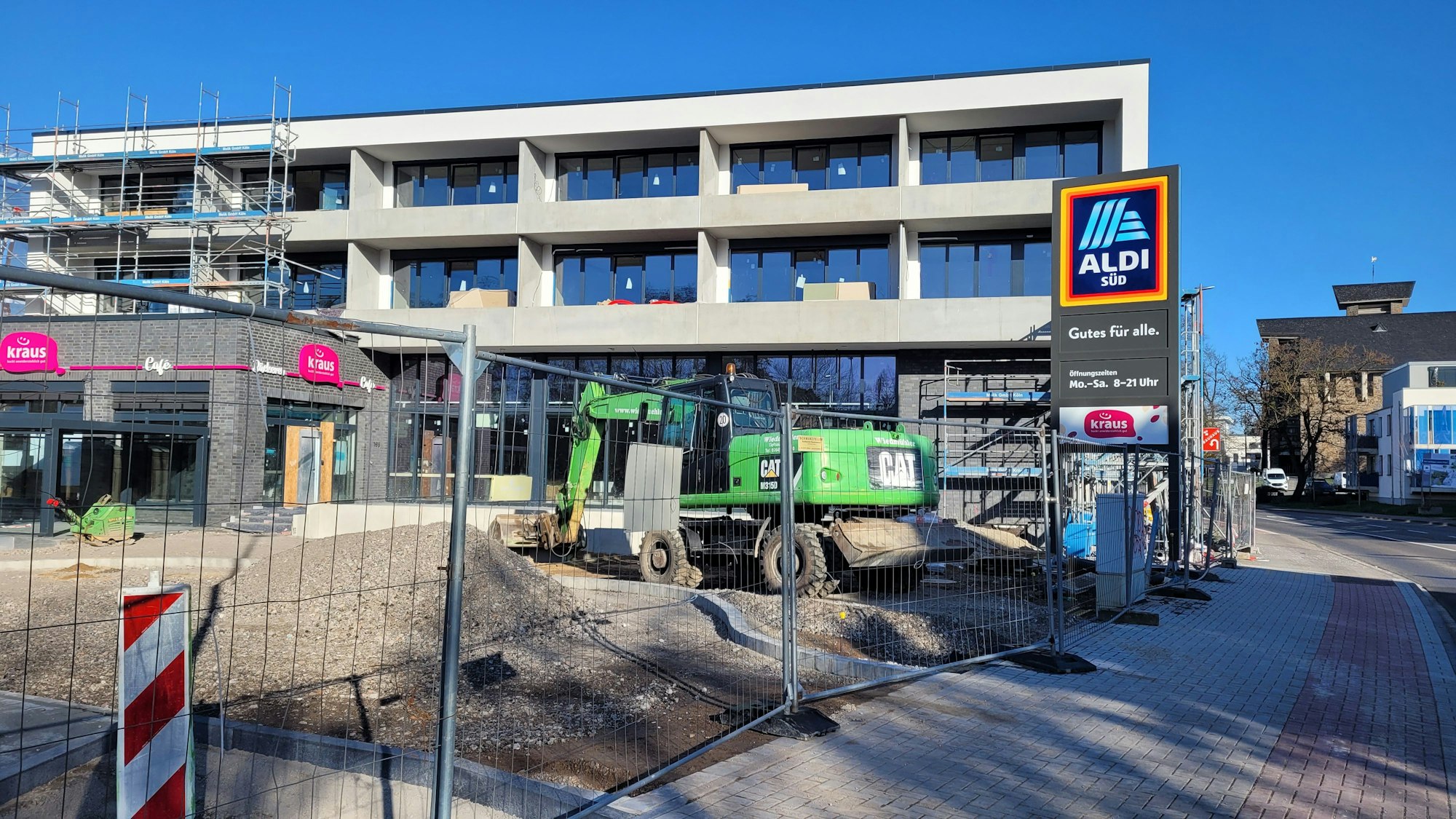 Ein Neubau, davor Baumaschinen und ein Aldi-Schild.