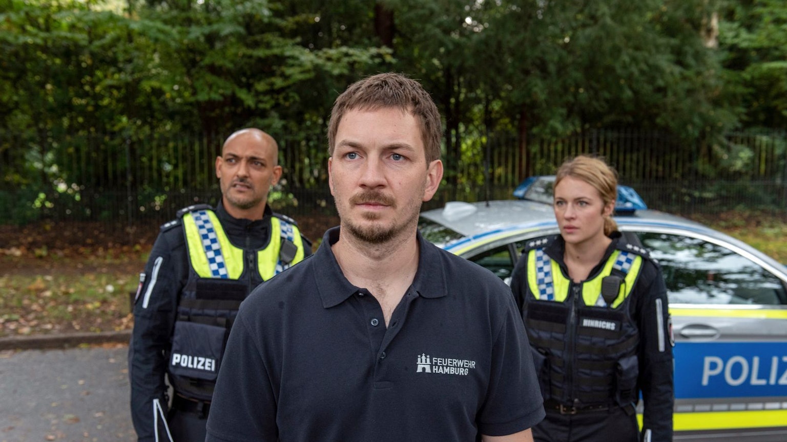 Die neuen „Großstadtrevier“-Folgen beginnen mit einem äußerst kontroversen Fall: In Folge 514, „Nichts mehr, wie es war“, neigt Lars Herold (Johannes Kienast, zweiter von links) zur Selbstjustiz, weil der Vergewaltiger seiner Frau wieder frei ist. Lukas Petersen (Patrick Abozen) und Bente Hinrichs (Sinha Melina Gierke) müssen ihn aufhalten. (Bild: ARD / Thorsten Jander)
