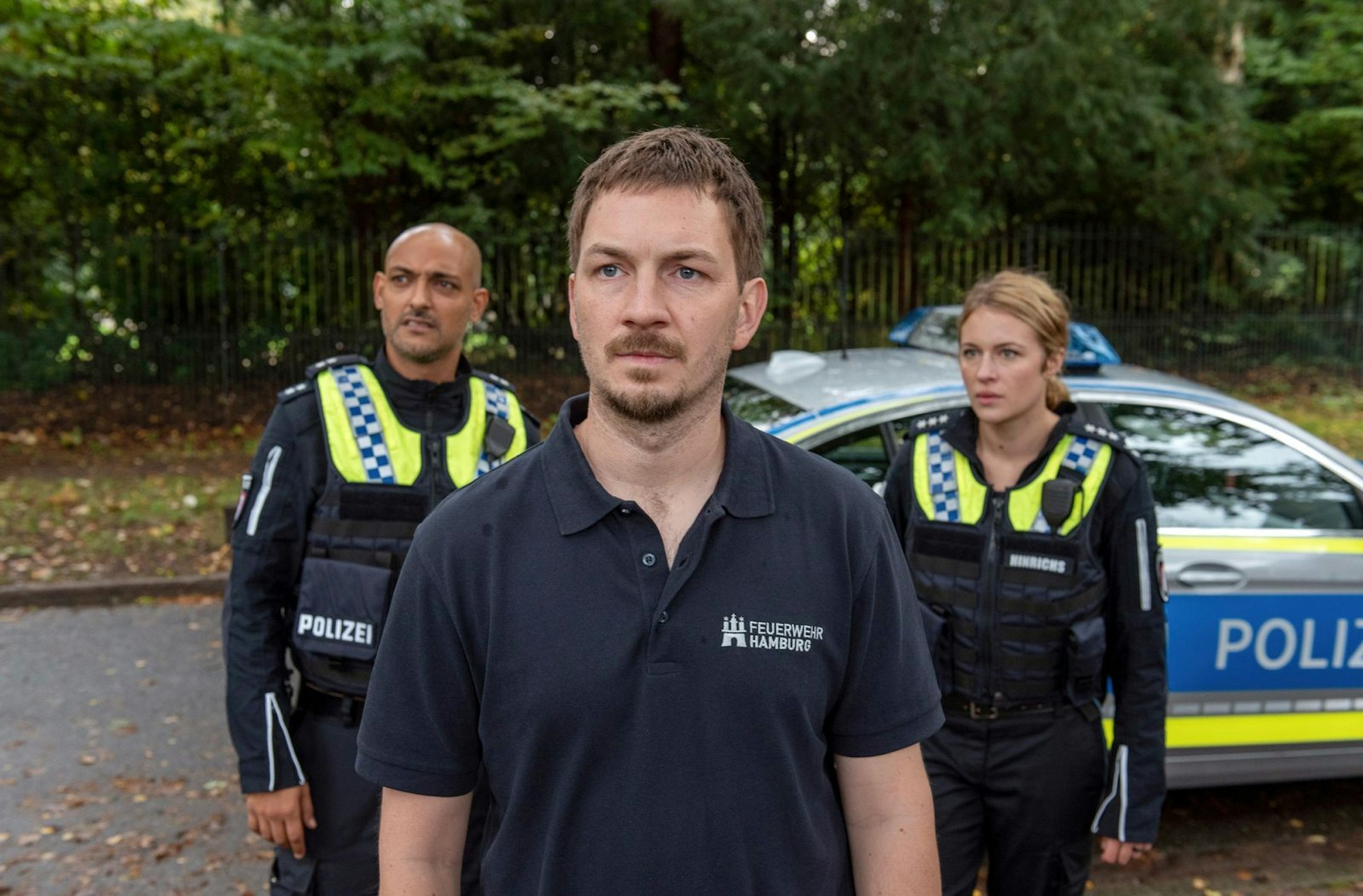 Die neuen „Großstadtrevier“-Folgen beginnen mit einem äußerst kontroversen Fall: In Folge 514, „Nichts mehr, wie es war“, neigt Lars Herold (Johannes Kienast, zweiter von links) zur Selbstjustiz, weil der Vergewaltiger seiner Frau wieder frei ist. Lukas Petersen (Patrick Abozen) und Bente Hinrichs (Sinha Melina Gierke) müssen ihn aufhalten. (Bild: ARD / Thorsten Jander)