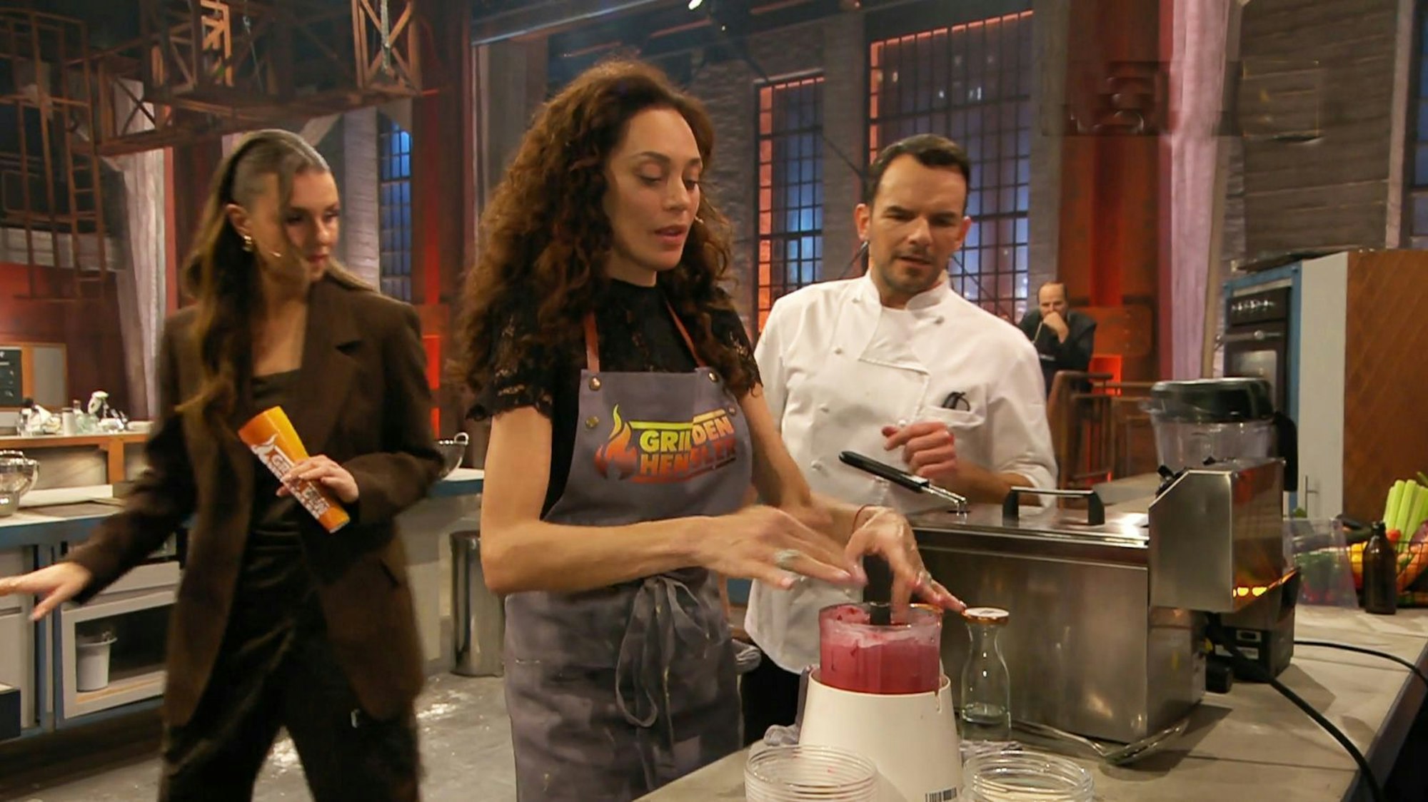 Erfolgreiche Chaos-Queen: Obwohl in ihrer Küche Ausnahmezustand herrschte, schlug Lilly Becker (Mitte) Steffen Henssler in der Nachspeise - da staunte auch Laura Wontorra nicht schlecht. (Bild: RTL)