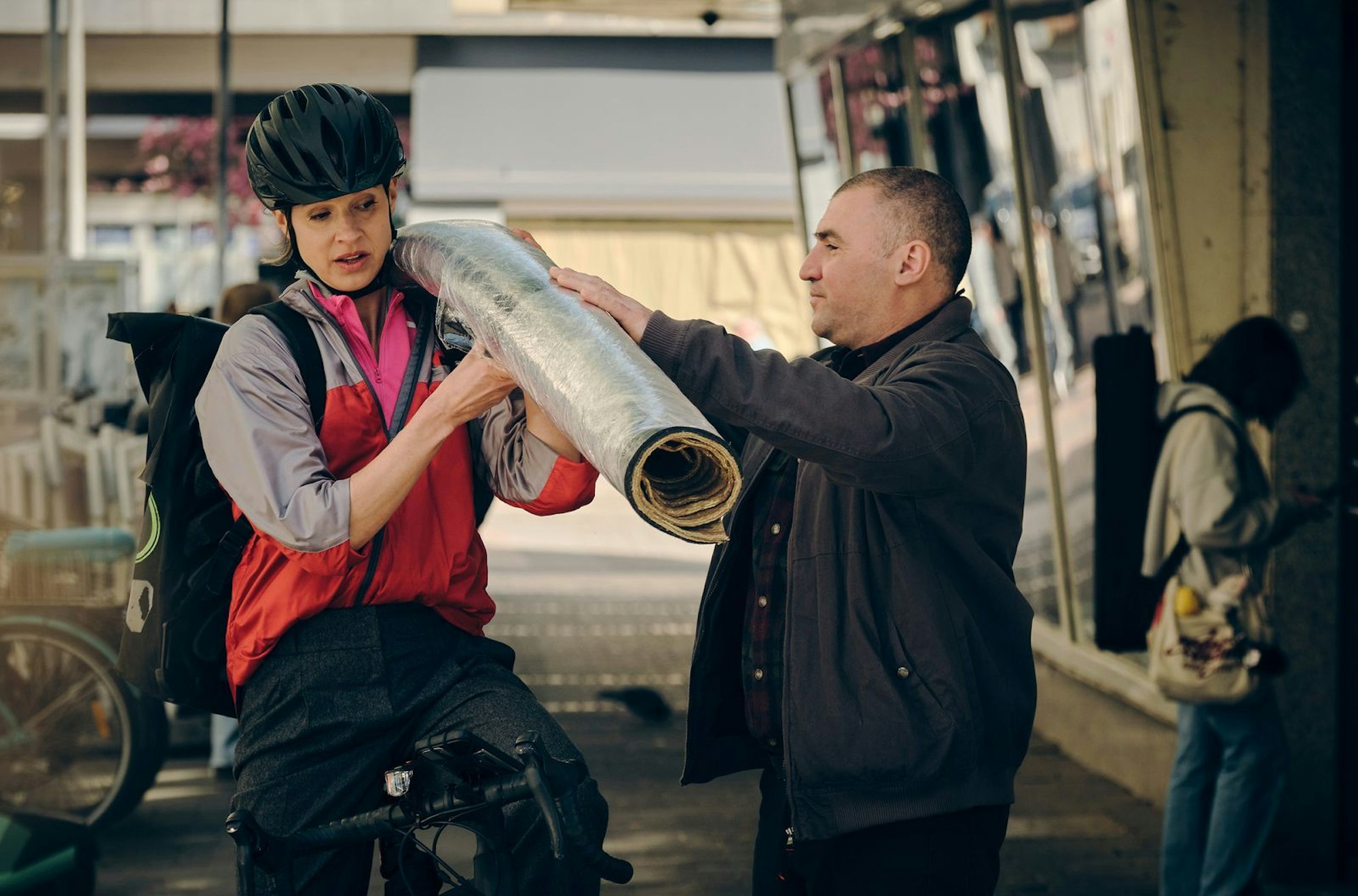 Auch ungewöhnliche Dinge werden transportiert. Johanna Stern (Lisa Bitter) darf in ihrer Undercover-Mission als Fahrradkurierin nicht zimperlich sein. (Bild: SWR/Benoît Linder)