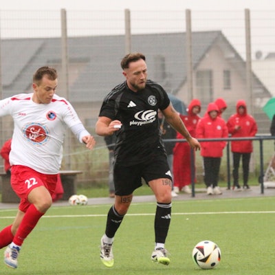Nico Berekoven läuft mit dem Ball, von hinten nähert sich ein Gegenspieler aus Eilendorf.
