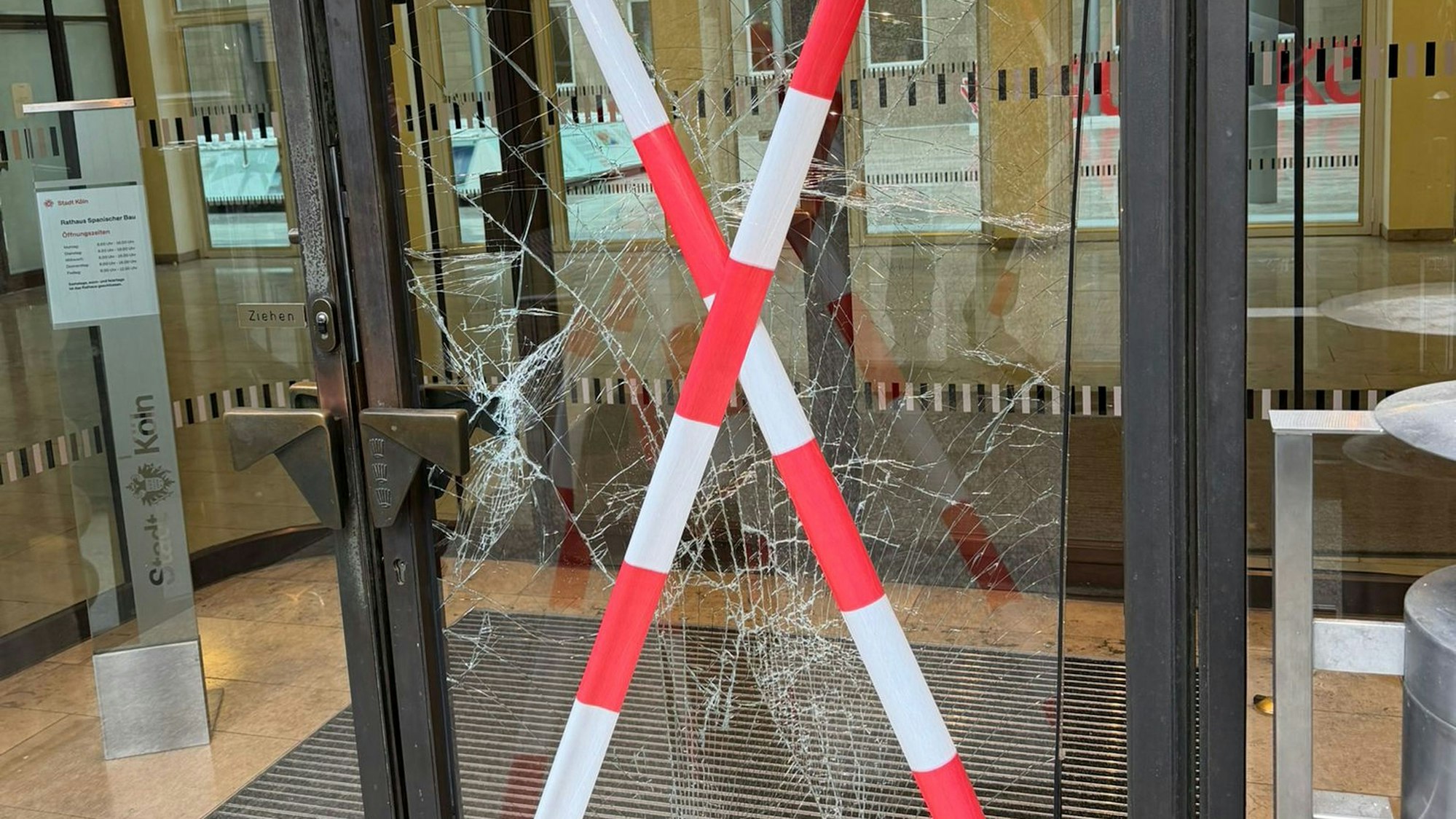 Die zerstörte Eingangstür des Spanischen Bau, in dem sich der Ratssaal und Fraktionsbüros befinden.