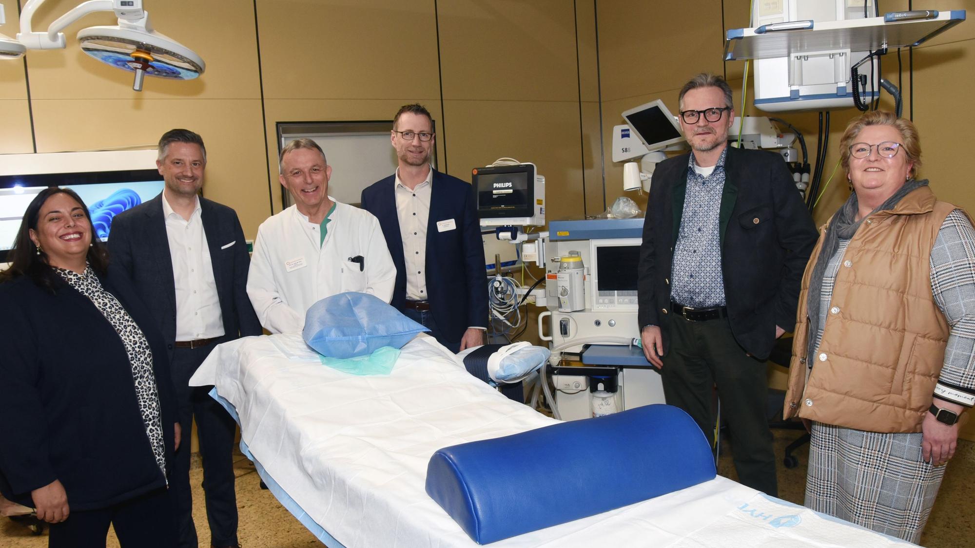 Das Team des Klinikums um Geschäftsführer Sascha Klein (2.v.l.) am Arbeitsplatz der künftigen Anästhesieassistenten.