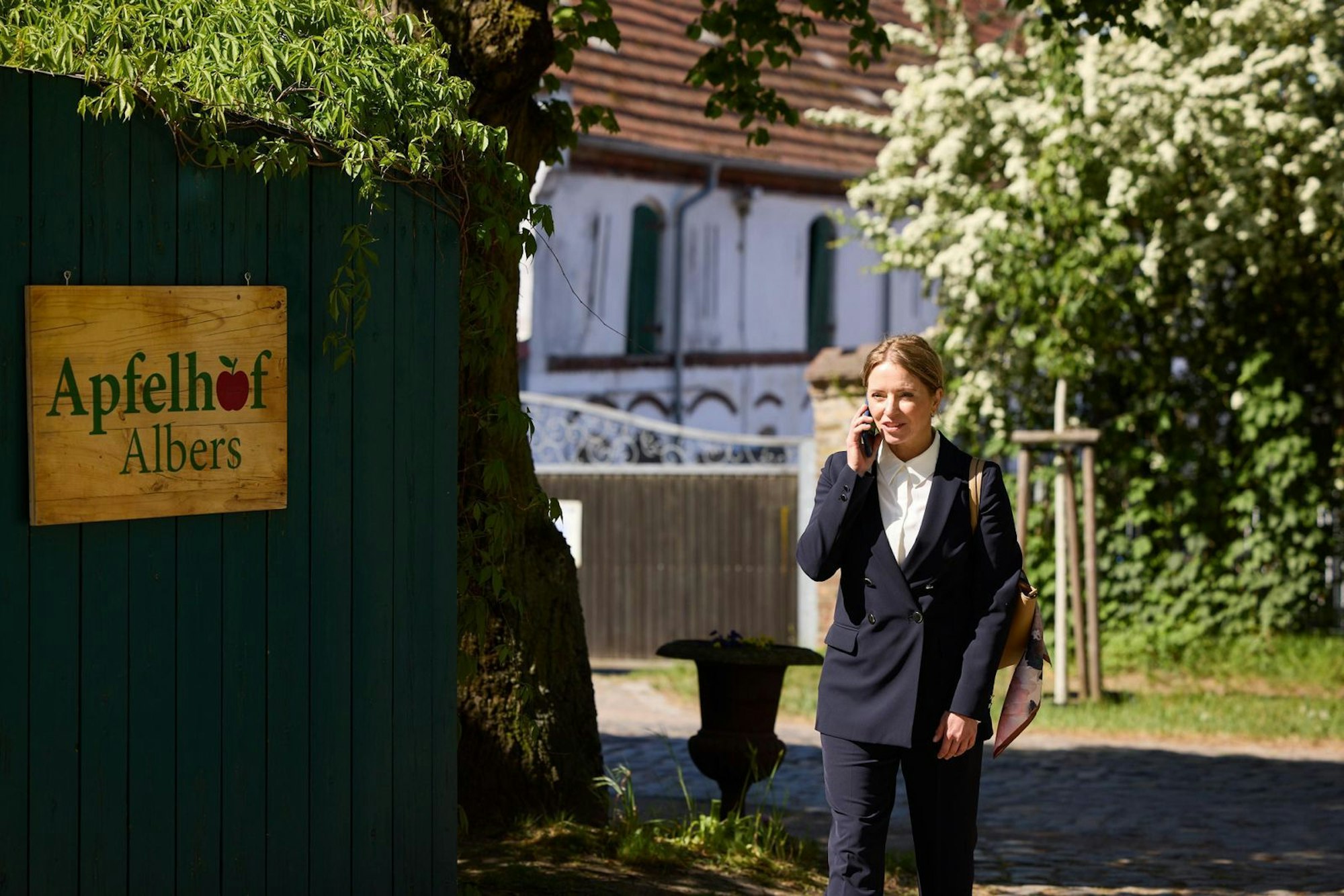 Diana Staehly, die in der neuen SAT.1-Vorabendserie „Ein Hof zum Verlieben“ als Laura Albers einen Apfelhof erbt, erklärt im Interview, weshalb Serienformate sie besonders reizen. (Bild: Joyn / Svenja Blobel)