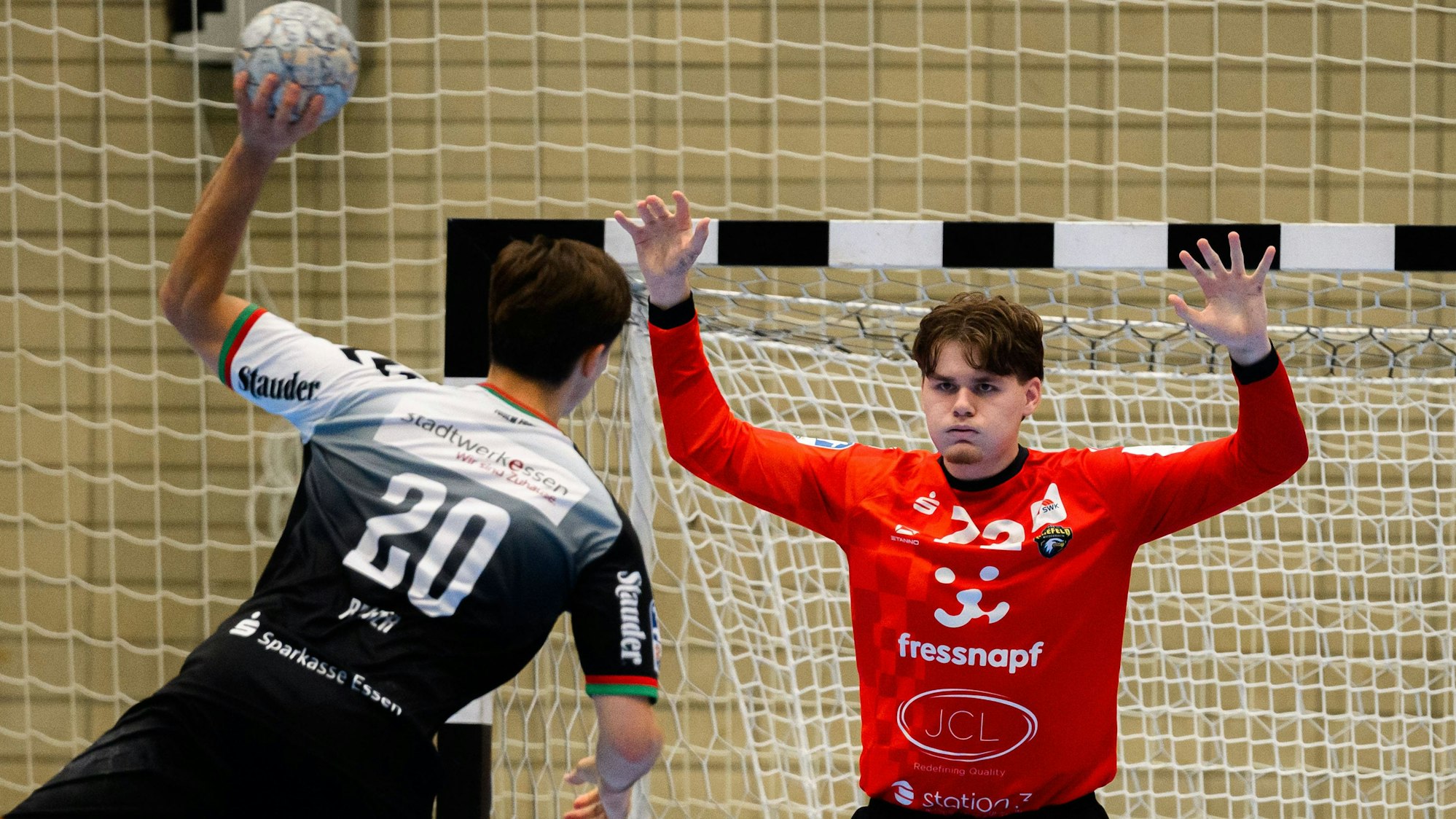 Anel Durmic erwartet im Tor der HSG Krefeld den Wurf von Jan Reimer, TuSEM Essen.
