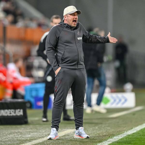 27.02.2026, Bayern, Augsburg: Fußball: Bundesliga, FC Augsburg - 1. FC Köln, 24. Spieltag, WWK-Arena. Trainer Lukasz Kwasniok (1. FC Köln) gestikuliert. Foto: Harry Langer/dpa - WICHTIGER HINWEIS: Gemäß den Vorgaben der DFL Deutsche Fußball Liga bzw. des DFB Deutscher Fußball-Bund ist es untersagt, in dem Stadion und/oder vom Spiel angefertigte Fotoaufnahmen in Form von Sequenzbildern und/oder videoähnlichen Fotostrecken zu verwerten bzw. verwerten zu lassen. +++ dpa-Bildfunk +++