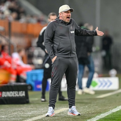 27.02.2026, Bayern, Augsburg: Fußball: Bundesliga, FC Augsburg - 1. FC Köln, 24. Spieltag, WWK-Arena. Trainer Lukasz Kwasniok (1. FC Köln) gestikuliert. Foto: Harry Langer/dpa - WICHTIGER HINWEIS: Gemäß den Vorgaben der DFL Deutsche Fußball Liga bzw. des DFB Deutscher Fußball-Bund ist es untersagt, in dem Stadion und/oder vom Spiel angefertigte Fotoaufnahmen in Form von Sequenzbildern und/oder videoähnlichen Fotostrecken zu verwerten bzw. verwerten zu lassen. +++ dpa-Bildfunk +++