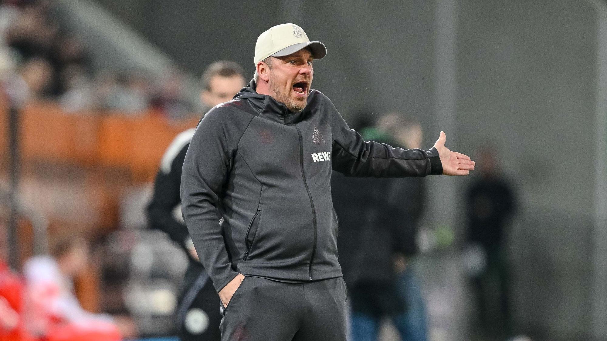 27.02.2026, Bayern, Augsburg: Fußball: Bundesliga, FC Augsburg - 1. FC Köln, 24. Spieltag, WWK-Arena. Trainer Lukasz Kwasniok (1. FC Köln) gestikuliert. Foto: Harry Langer/dpa - WICHTIGER HINWEIS: Gemäß den Vorgaben der DFL Deutsche Fußball Liga bzw. des DFB Deutscher Fußball-Bund ist es untersagt, in dem Stadion und/oder vom Spiel angefertigte Fotoaufnahmen in Form von Sequenzbildern und/oder videoähnlichen Fotostrecken zu verwerten bzw. verwerten zu lassen. +++ dpa-Bildfunk +++
