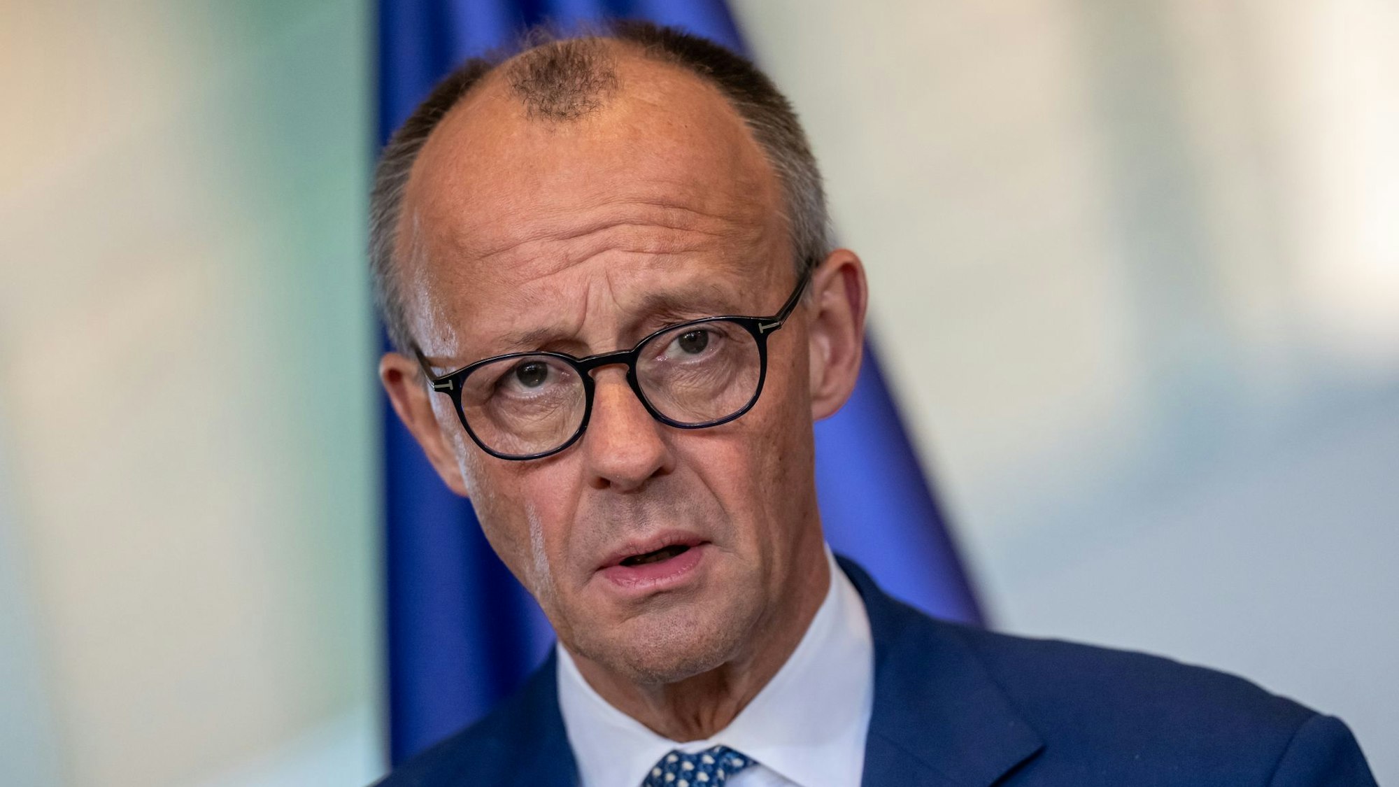 Kanzler Merz sieht die Angriffe auf den Iran skeptisch.