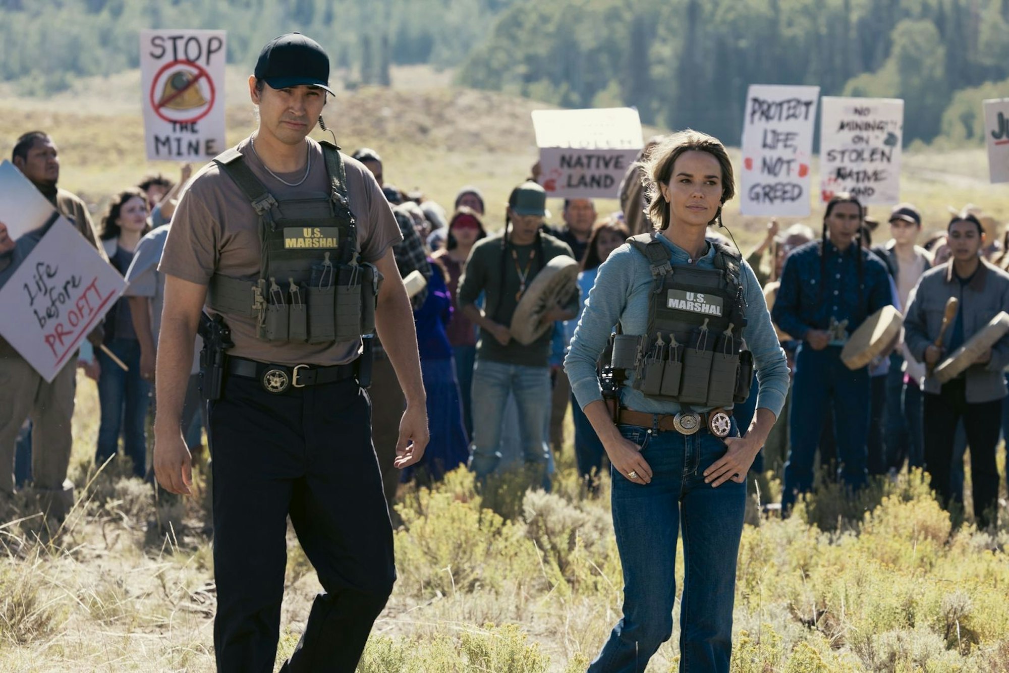 Miles (Tatanka Means) und Belle (Arielle Kebbel) müssen mit ihrem Marshals-Team eine Protestkundgebung absichern. (Bild: © Paramount+)