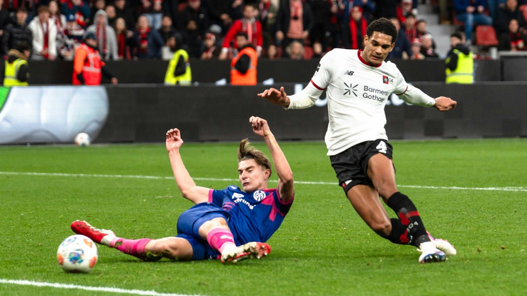 Deutschland: Bundesliga 2025 2026 - 24. Spieltag, Bayer 04 Leverkusen vs. 1. FSV Mainz 05 28.02.2026 BayArena, Nordrhein-Westfalen Tor zum 1:1 durch Jarell Quansah 4 *** Germany Bundesliga 2025 2026 Matchday 24, Bayer 04 Leverkusen v 1 FSV Mainz 05 28 02 2026 BayArena, North Rhine-Westphalia Goal for 1 1 by Jarell Quansah 4 Copyright: xCelinaxLeiersx