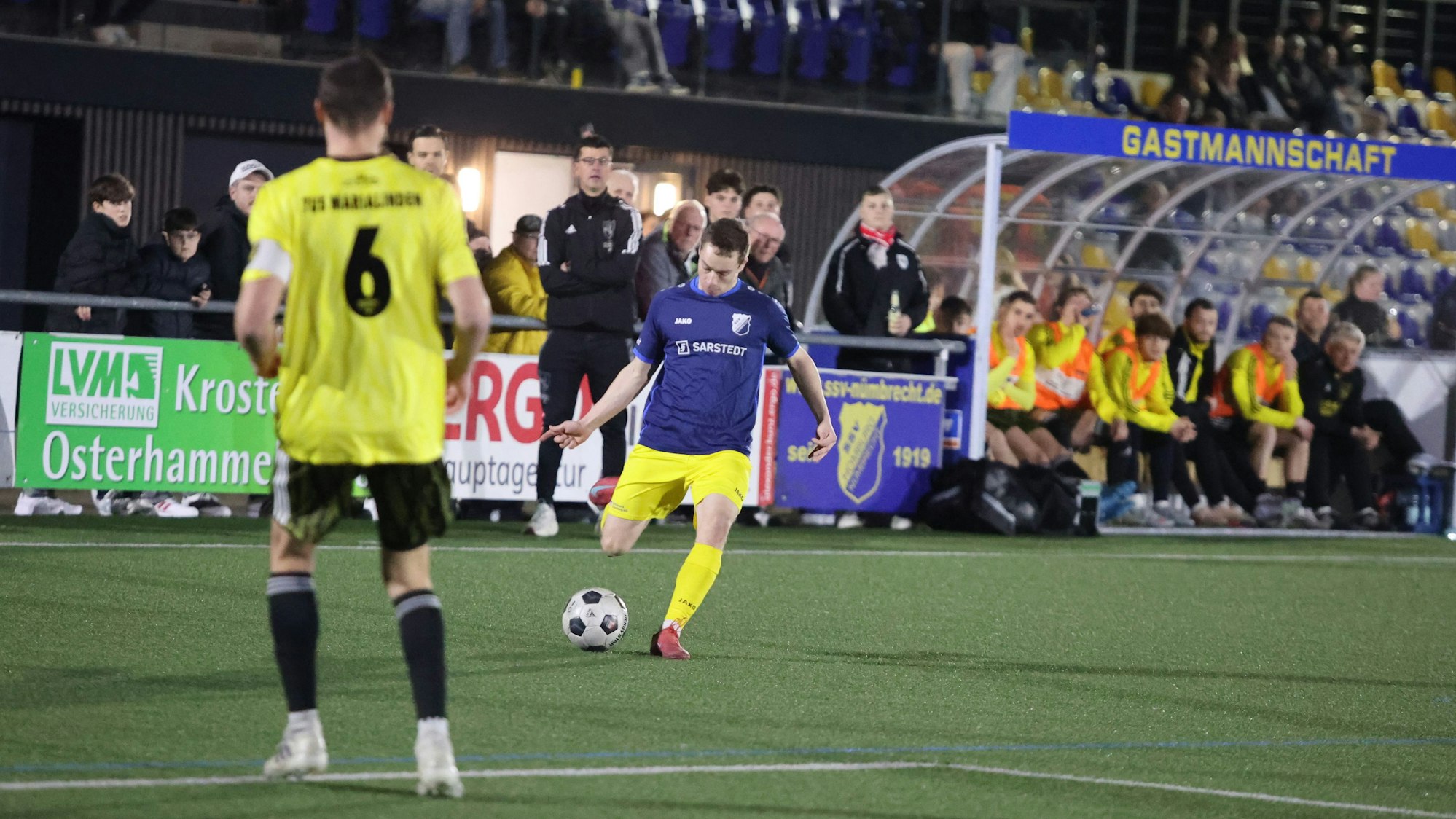 Ein Nümbrechter führt den Ball am Fuß und wird vom Marialindener Spieler erwartet.