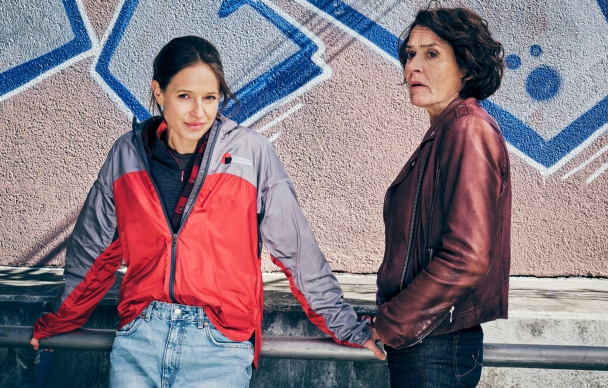 Lena Odenthal (Ulrike Folkerts, rechts) und Johanna Stern (Lisa Bitter) ermitteln im „Tatort: Sashimi Spezial“ unter Fahrradkurieren. (Bild: SWR/Benoît Linder)