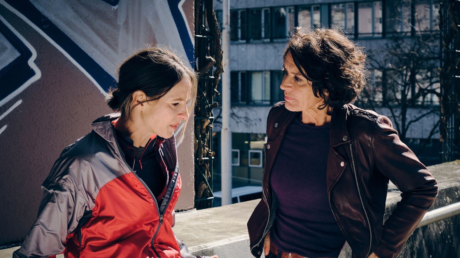 Lena Odenthal (Ulrike Folkerts, rechts) und Johanna Stern (Lisa Bitter) tauschen sich über den Stand der Ermittlungen aus. (Bild: SWR/Benoît Linder)