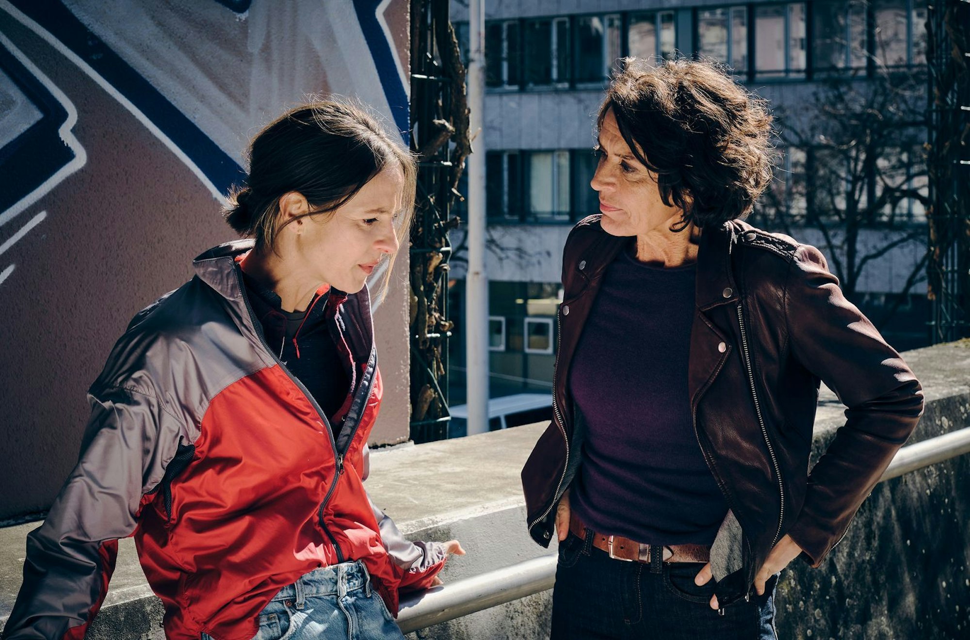 Lena Odenthal (Ulrike Folkerts, rechts) und Johanna Stern (Lisa Bitter) tauschen sich über den Stand der Ermittlungen aus. (Bild: SWR/Benoît Linder)