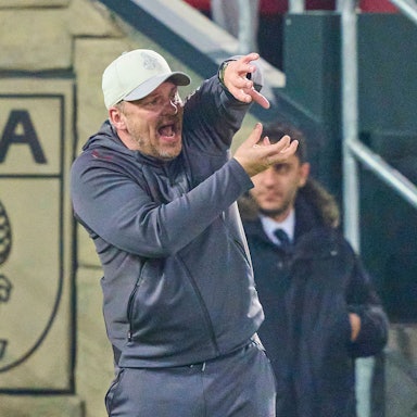 FC-Trainer Lukas Kwasniok hat sich zuletzt verheddert und ist in eine tiefe Ergebniskrise gerutscht.