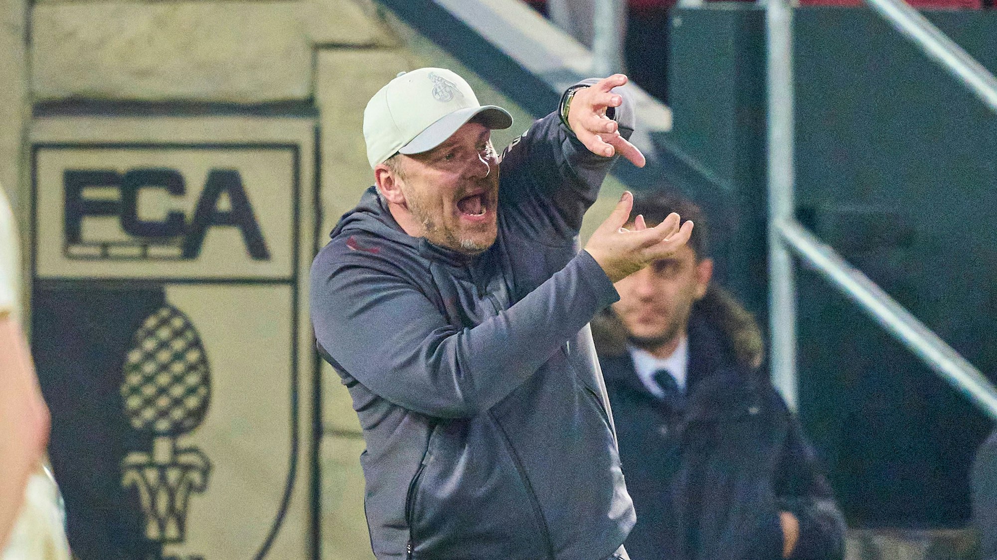 FC-Trainer Lukas Kwasniok hat sich zuletzt verheddert und ist in eine tiefe Ergebniskrise gerutscht.