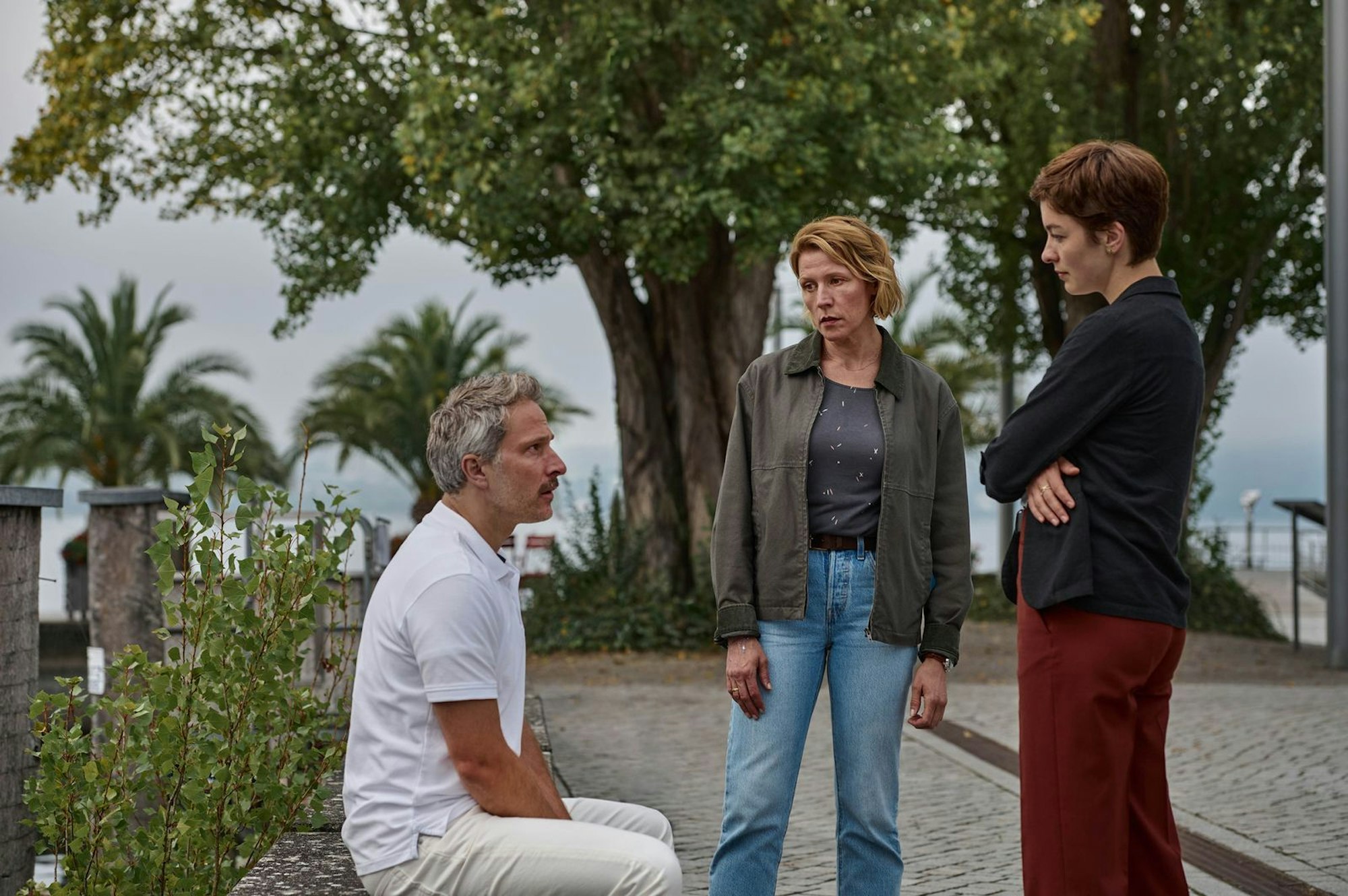 Was weiß Jonas Hinz (Pablo Sprungala)? Kriminalkommissarinnen Chiara Locatelli (Maria Wördemann, rechts) und Doro Beitinger (Franziska Weisz) befragen den Anästhesisten.
(Bild: ZDF/Patrick Pfeiffer Konstanz)