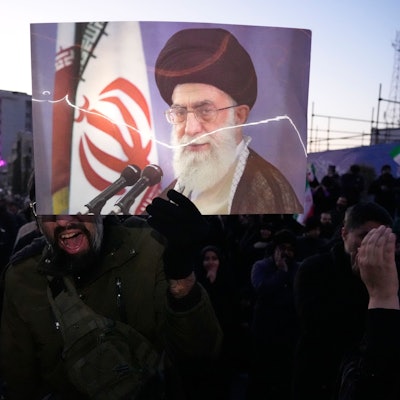 01.03.2026, Iran, Teheran: Anhänger der Regierung trauern in einer Versammlung in Teheran, Iran, nachdem das staatliche Fernsehen offiziell den Tod des iranischen Obersten Führers Ajatollah Ali Chamenei (auf dem Plakat) bekannt gegeben hat. Foto: Vahid Salemi/AP/dpa +++ dpa-Bildfunk +++