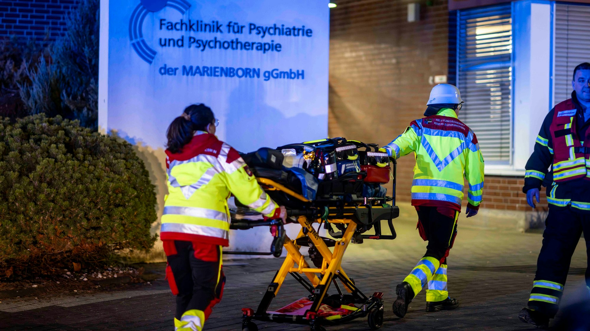 Das Bild zeigt Einsatzkräfte auf dem Weg in die Fachklinik.