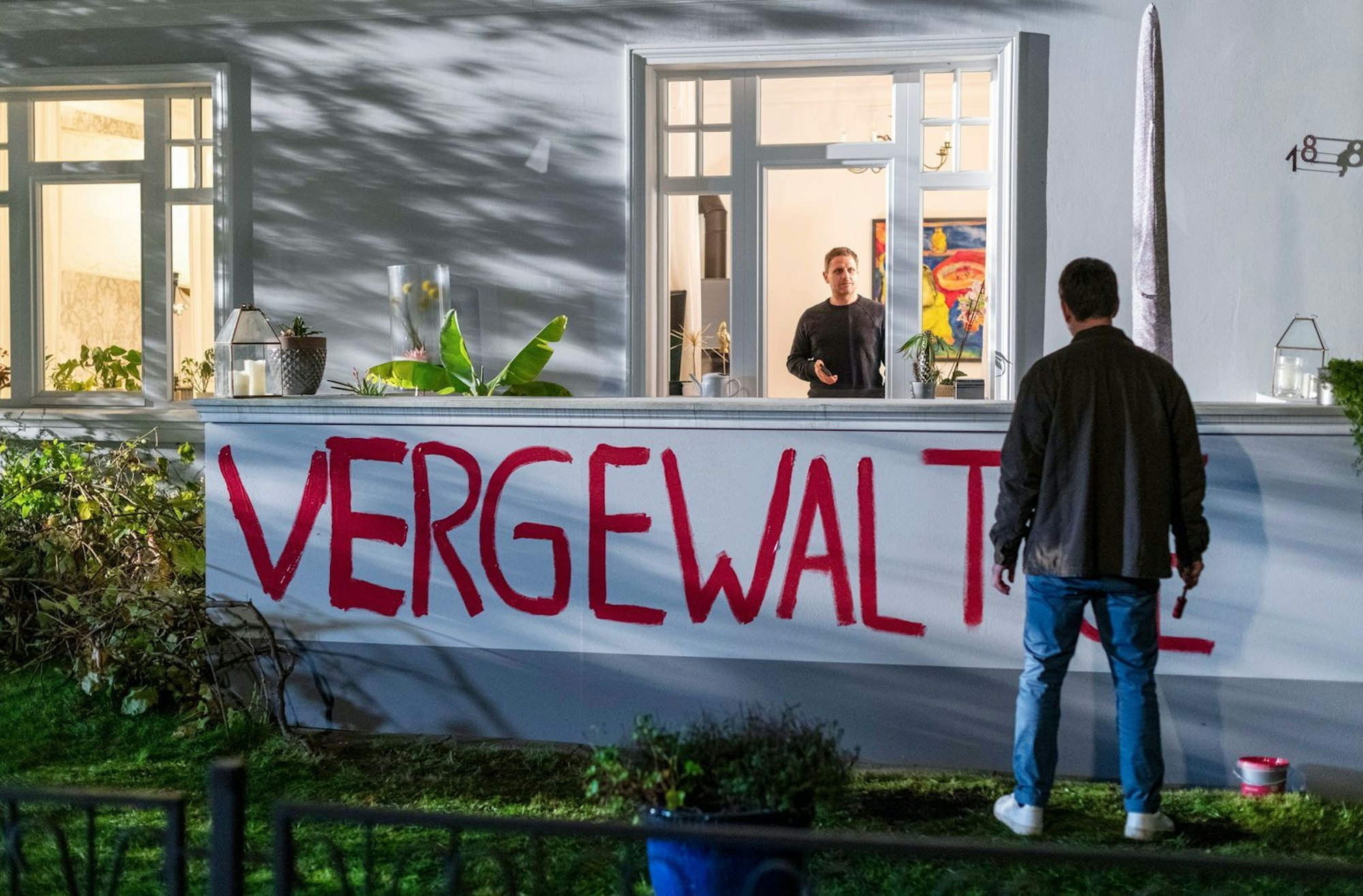 Dennis Bruck (Mathis Reinhardt) soll Lars Herolds (Johannes Kienast, rechts) Ehefrau vergewaltigt haben. Ist er nur auf freiem Fuß, weil die Justiz zu langsam war? (Bild: ARD / Jörg Möller)