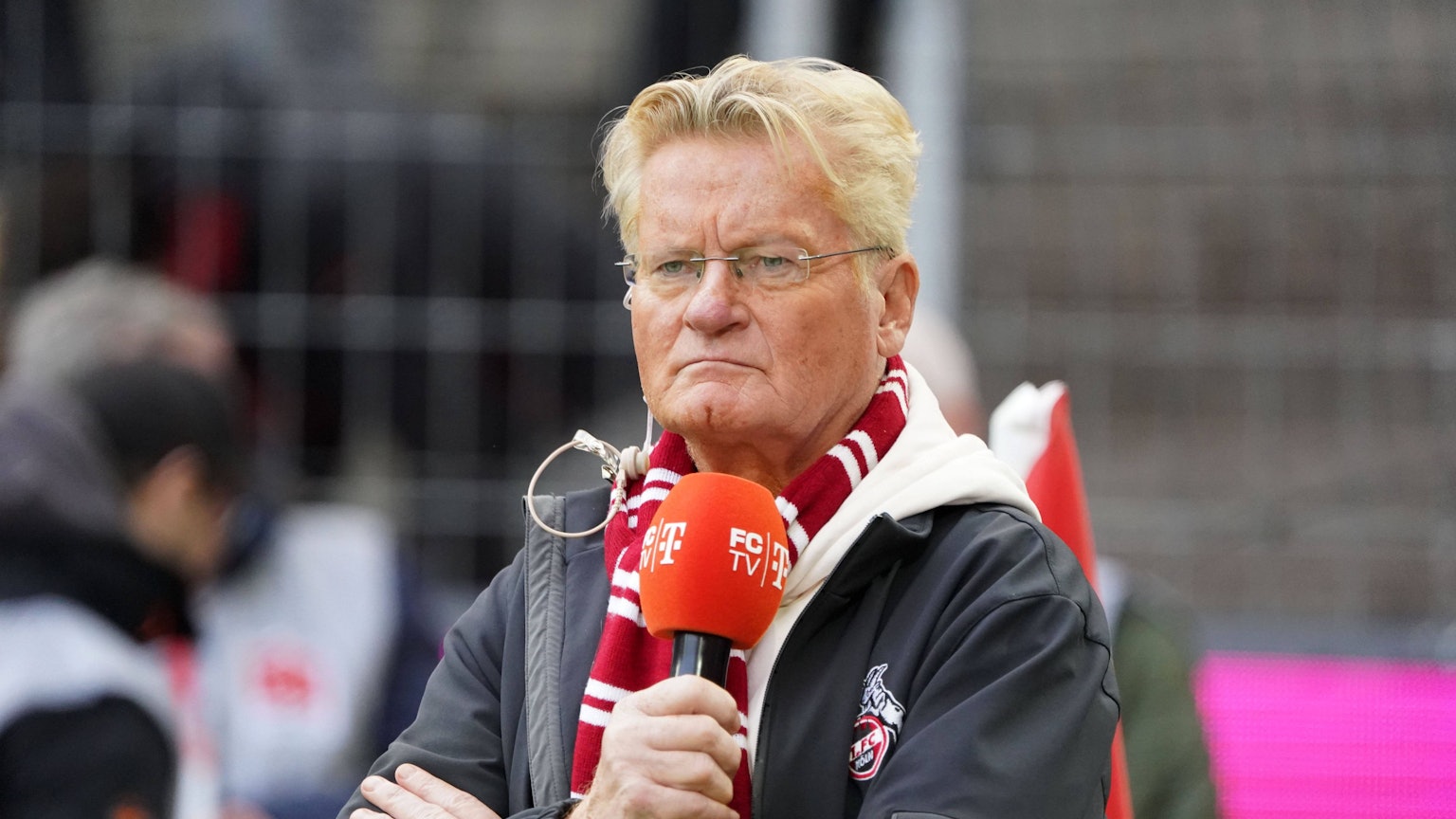Michael Trippel mit Mikro im Stadion.