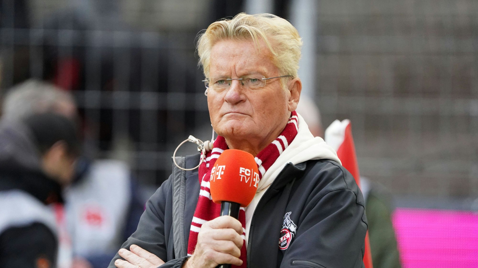 Michael Trippel mit Mikro im Stadion.