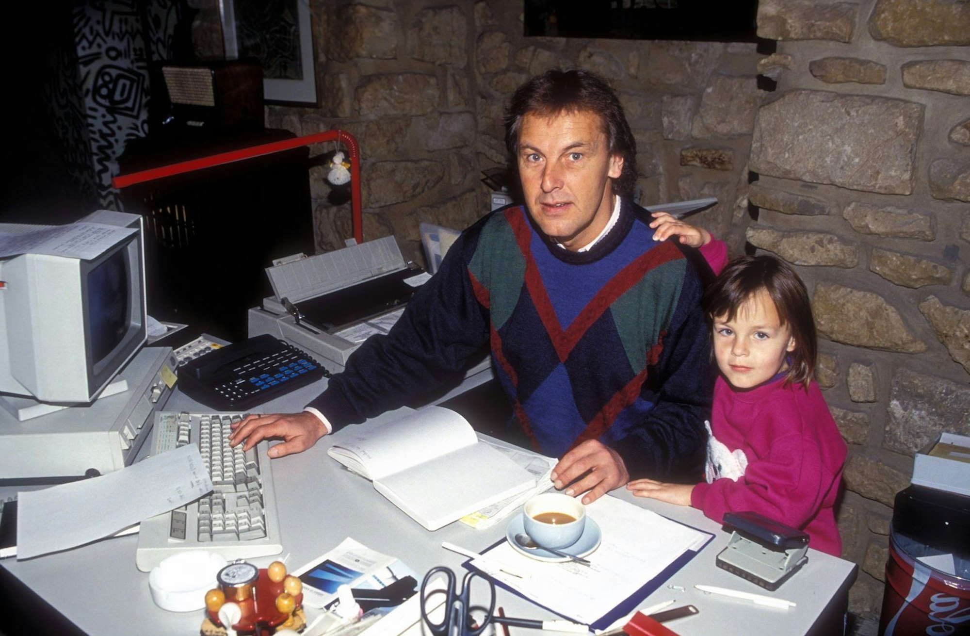 Wontorras Vater Jörg ist selbst Moderator, unter anderem in der ARD-“Sportschau“. Seine Tochter trat in seine Fußstapfen. (Bild: IMAGO / APress)