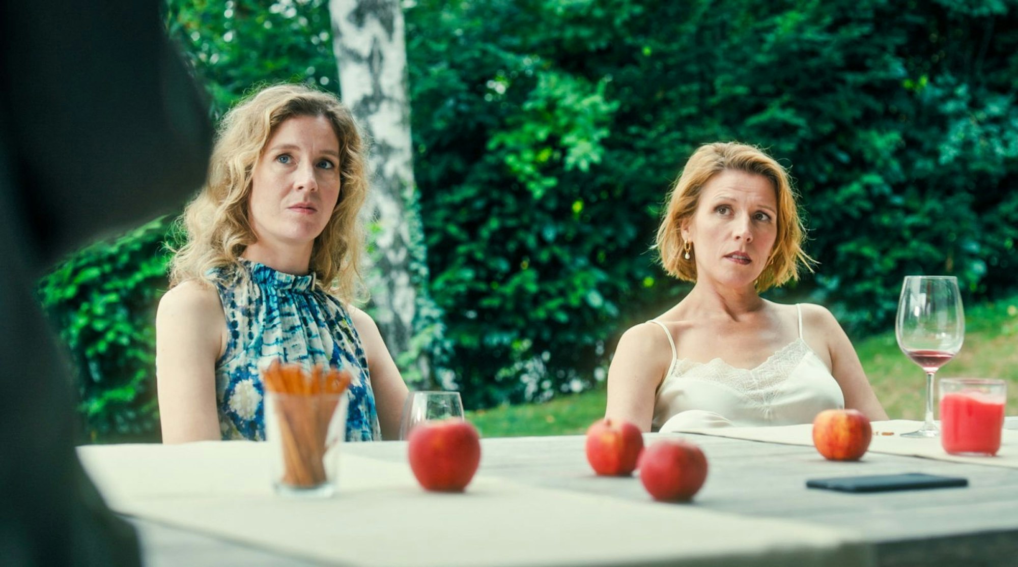 Noch ein Meilenstein ihrer Karriere: In der gefeierten Thrillerserie „Tage, die es nicht gab“ Franziska Weisz (rechts, mit Franziska Hackl) als Miriam. (Bild: ORF/ARD Degeto Film/ARD/MR Film)