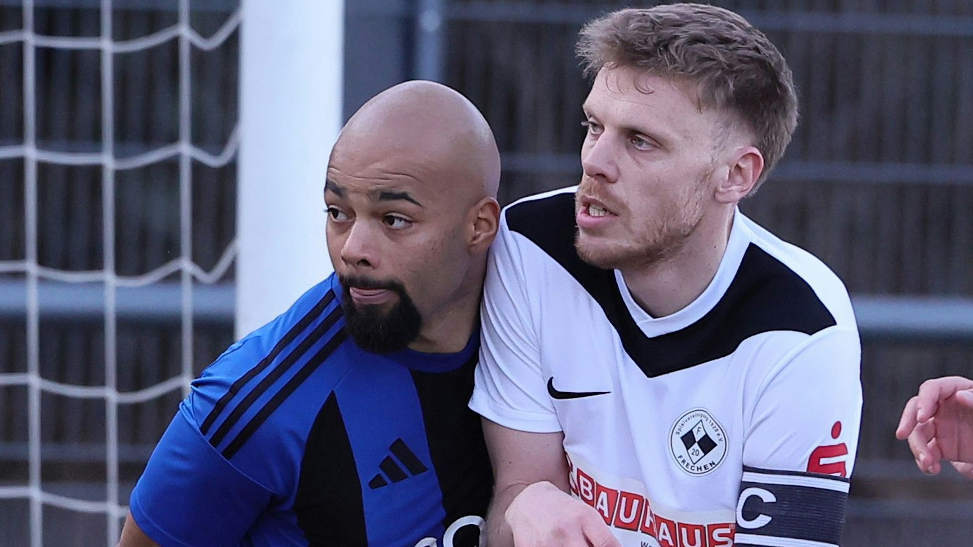Das Bild zeigt den Frechener Kapitän Tobias Strecker (r.), der von einem Bornheimer Gegenspieler umlagert wird.