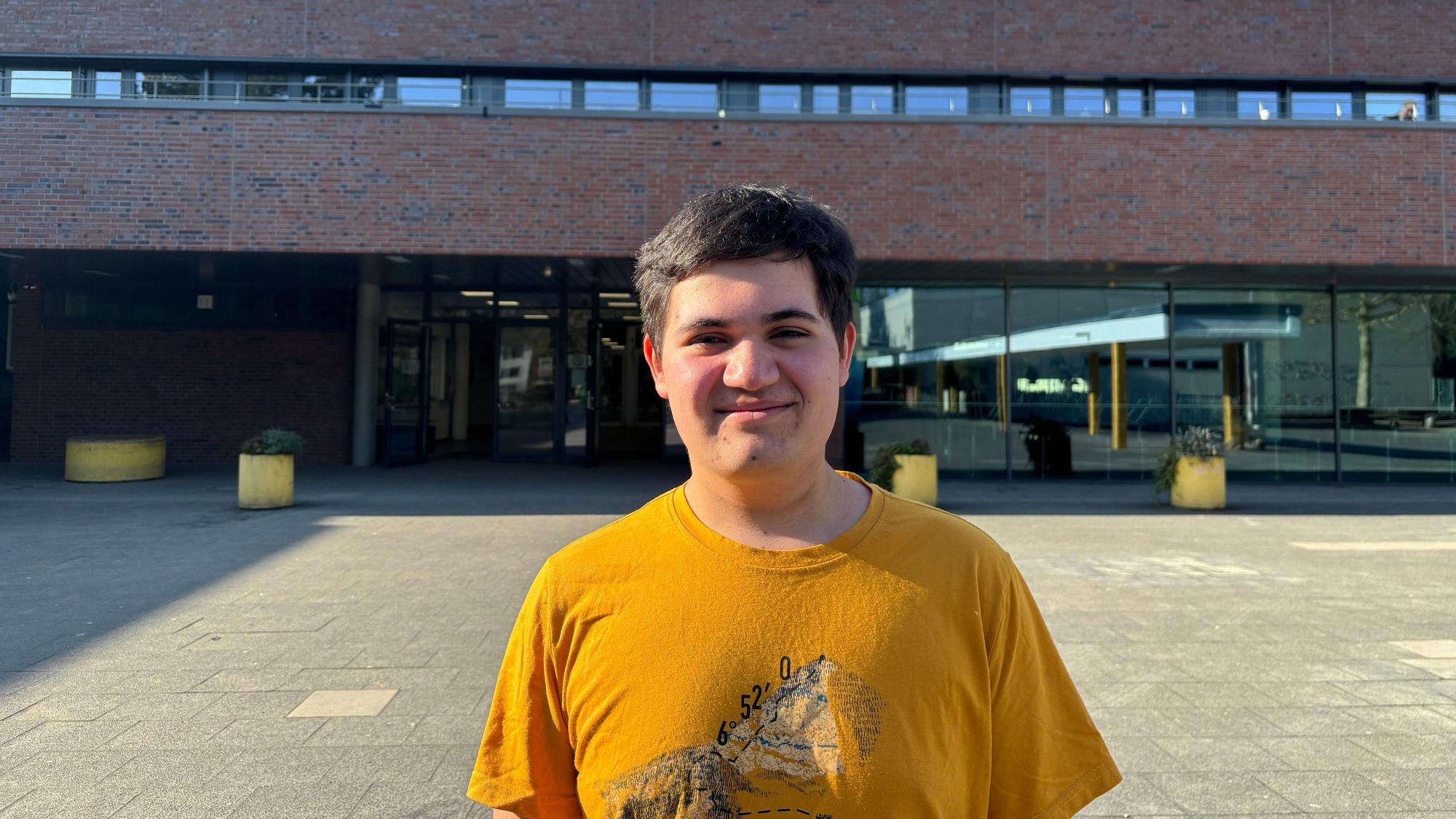Schülervertreter Nawid Moradi (18) fordert die Rückkehr zu den bestehenden Plänen zur Sanierung des Montessori-Gymnasiums basierend auf dem Musterraumprogramm 2023.