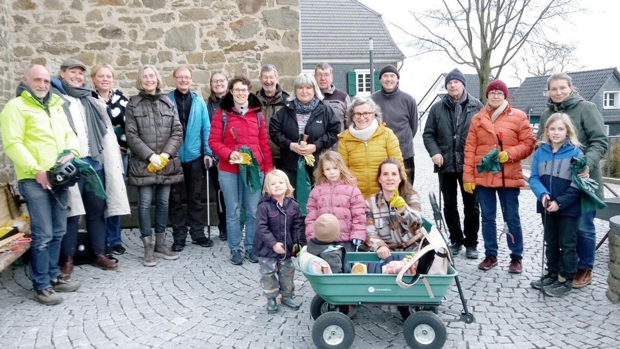 Etliche Erwachsene und Kinder machten sich am Samstag in Witzhelden daran, wilden Müll einzusammeln.