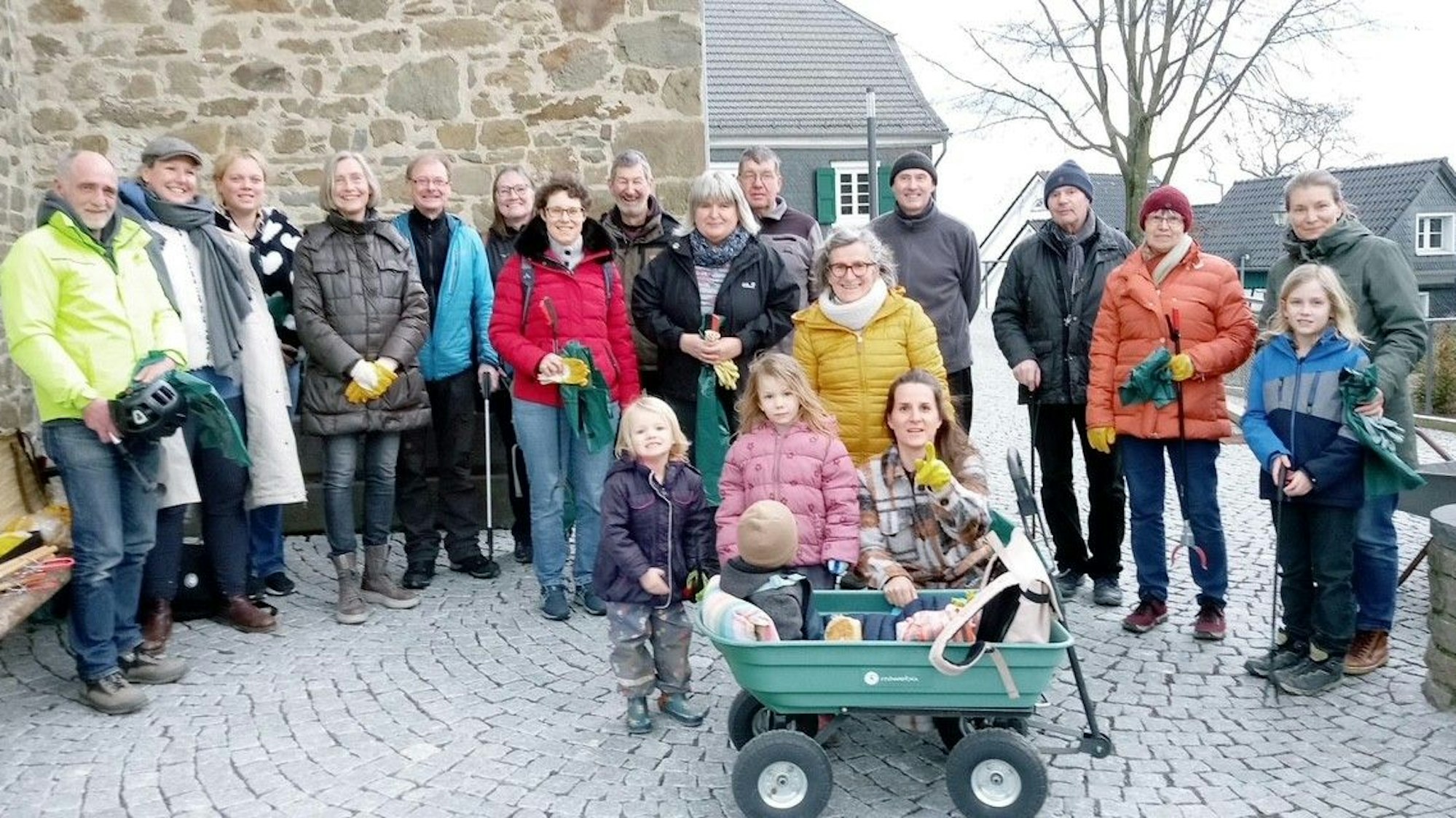 Etliche Erwachsene und Kinder machten sich am Samstag in Witzhelden daran, wilden Müll einzusammeln.