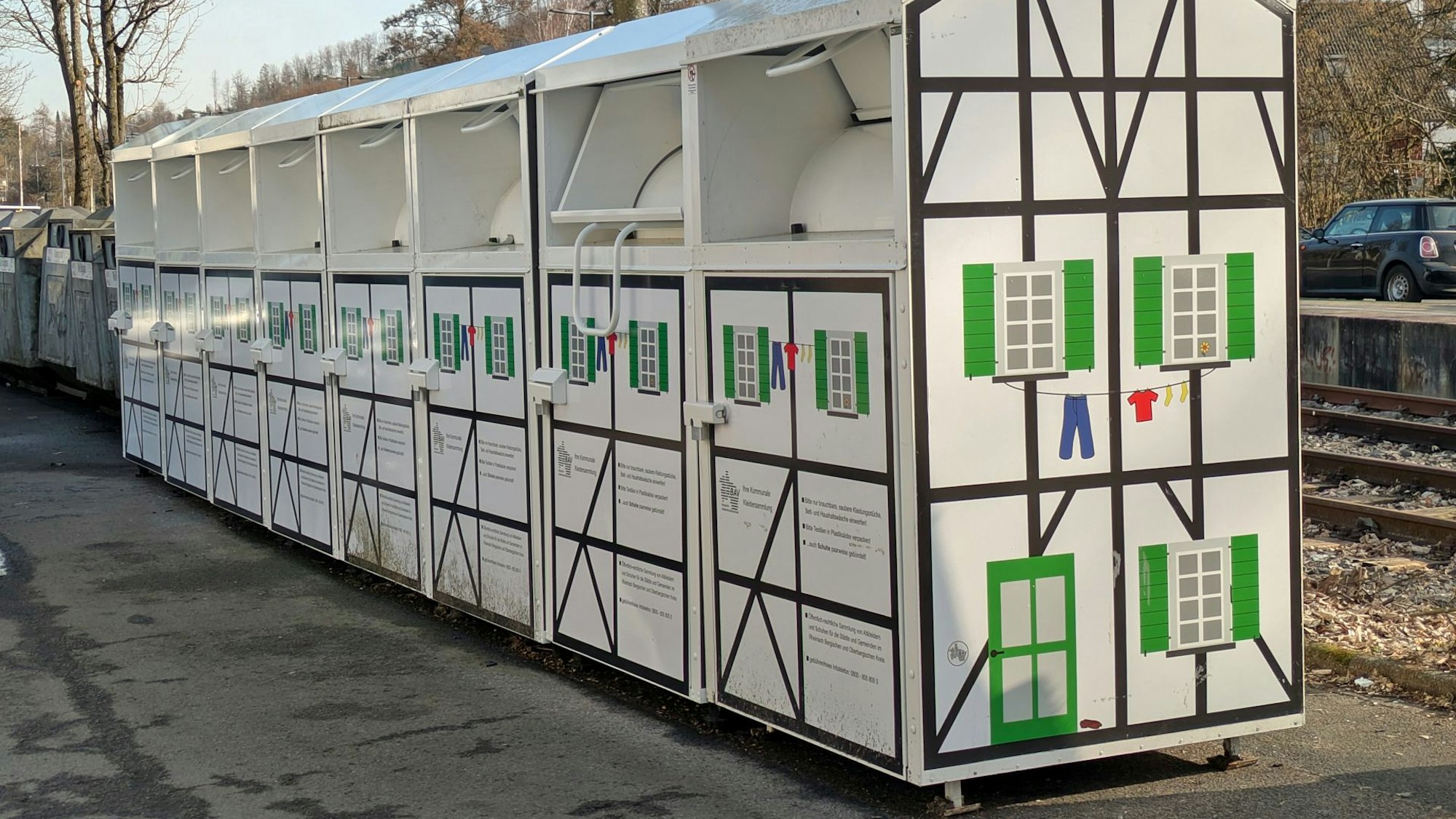 An fünf Standorten auf Wiehler Stadtgebiet sind nun Altkleidercontainer des Bav zu finden – wie hier an der Brucher Straße in Wiehl.