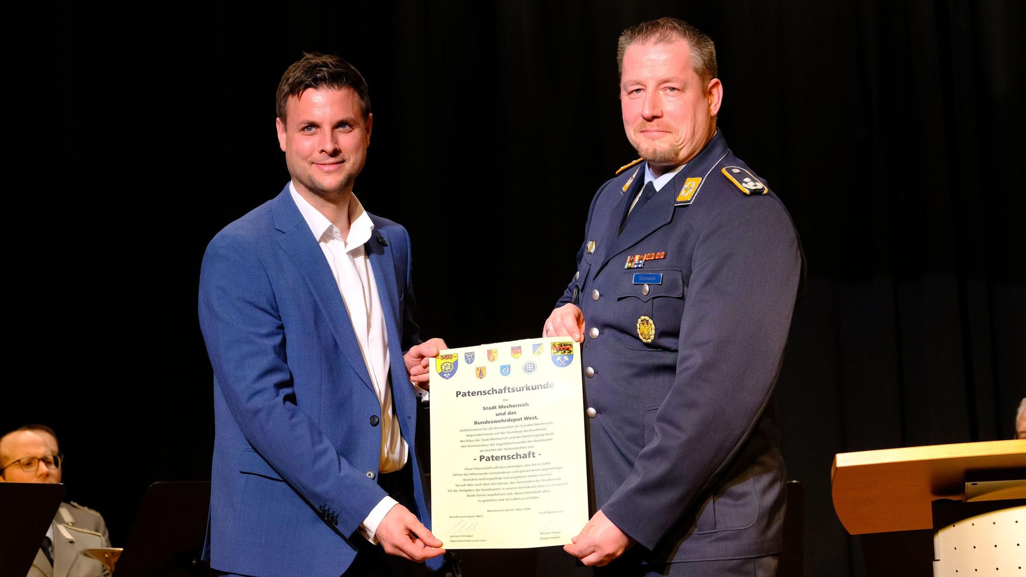 Bürgermeister Michael Fingel (l.) und Standortöltester OTL Jochen Schnabel mit der frisch unterzeichneten Partnerschaftsurkunde.