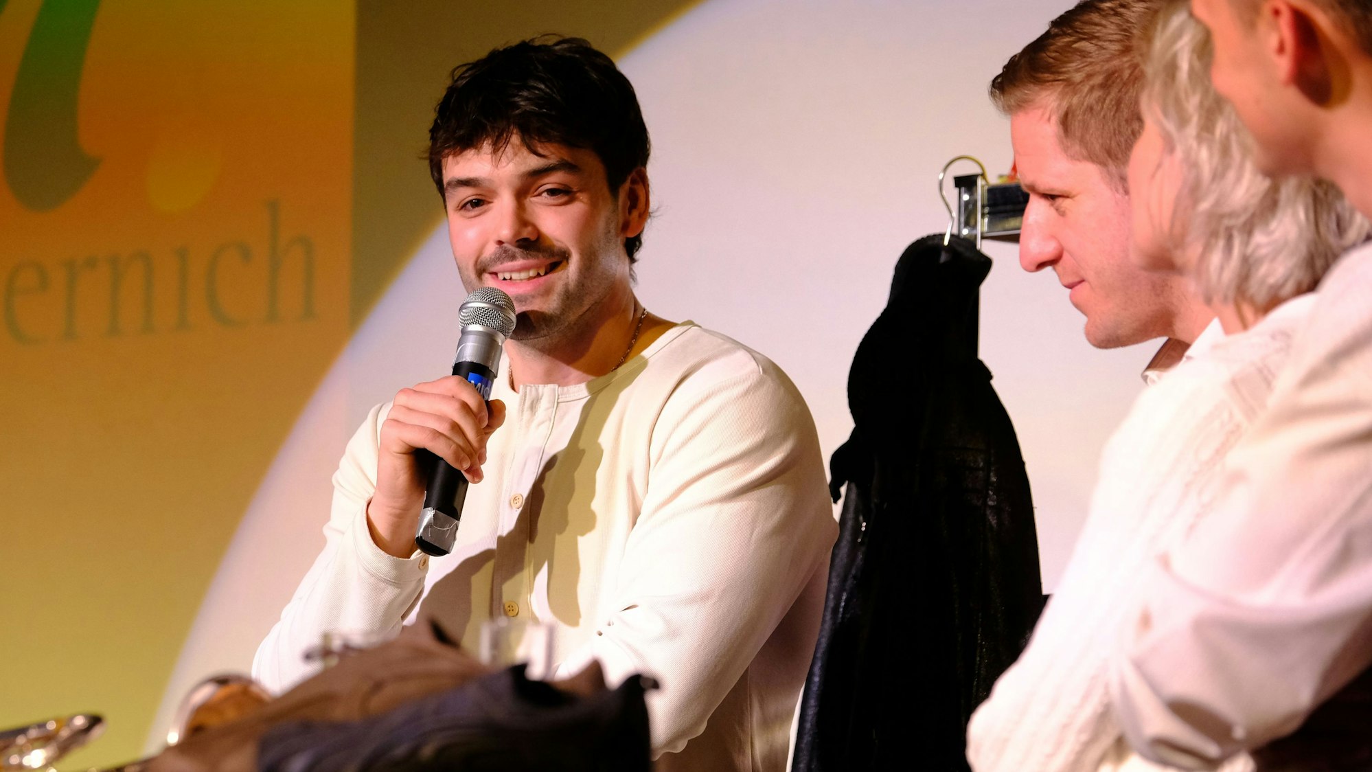 Leon Dobbelgarten spricht beim Jahresempfang der Stadt Mechernich in ein Mikrofon.