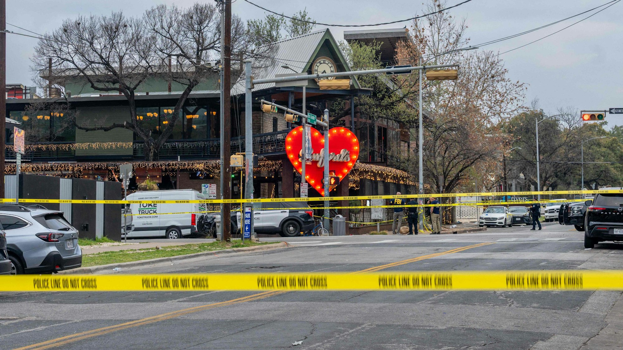 Das FBI und die örtliche Polizei haben den Bereich um die Bar in der Innenstadt von Austin, Texas abgesperrt. Hier wurden am 1. März 2026 drei Menschen erschossen und 14 weitere verletzt.