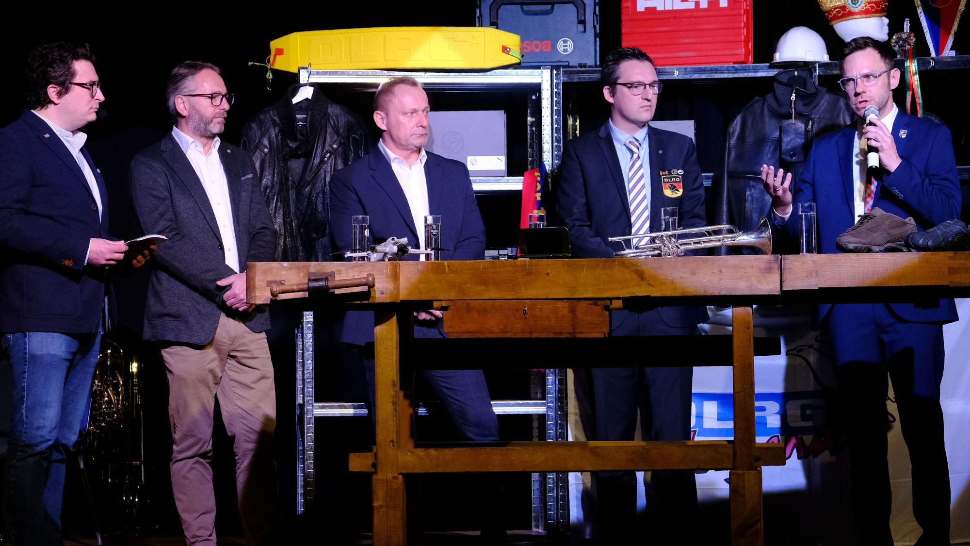 Jahresempgang von Stadt Mechernich und Bundeswehr Mechernich,
hier: Ehrenamtler im Talk mit Ronald Larmann (v.l.): Stephan Hüllenkrämer, Stefan John, Stephan Rau und Björn Wassong.