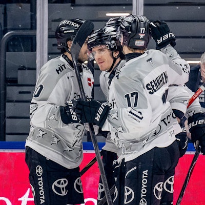 Die Profis der Kölner Haie jubeln gemeinsam.