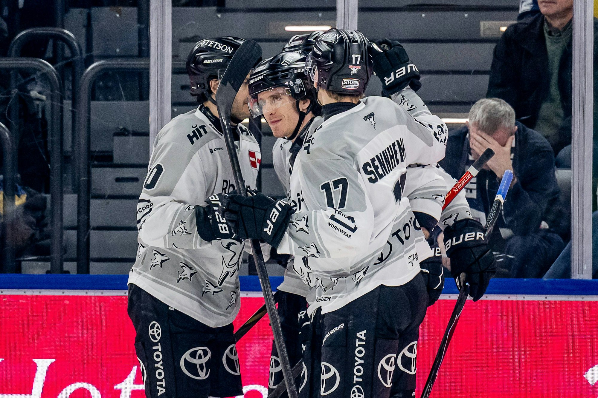 Die Profis der Kölner Haie jubeln gemeinsam.
