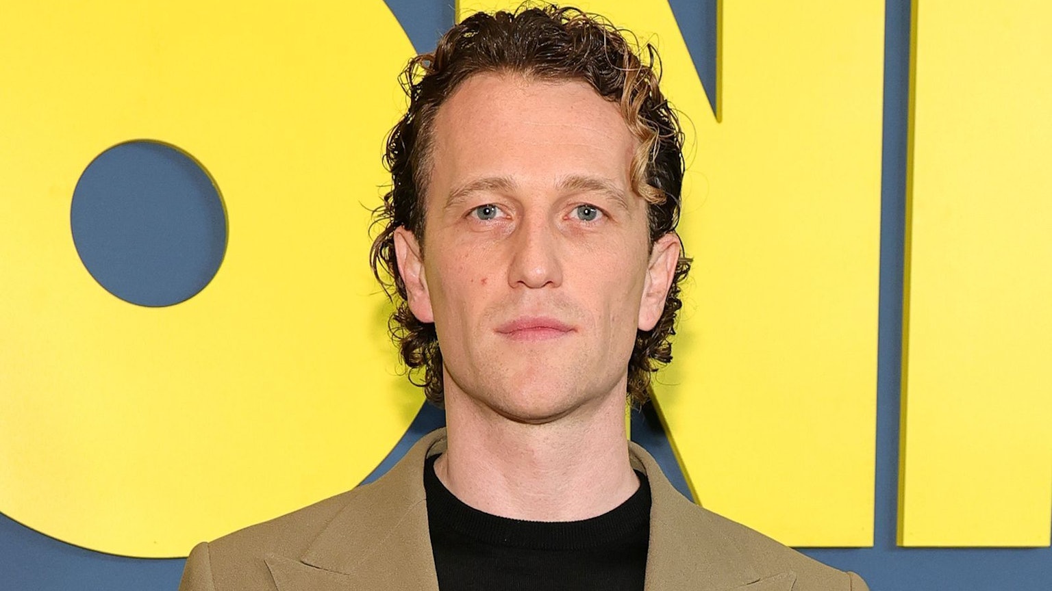 Am Set von „Ponies“ merkte Artjom Gilz, dass er „ein bisschen“ an seinem Humor arbeiten musste. (Bild: 2026 Getty Images/Dia Dipasupil)