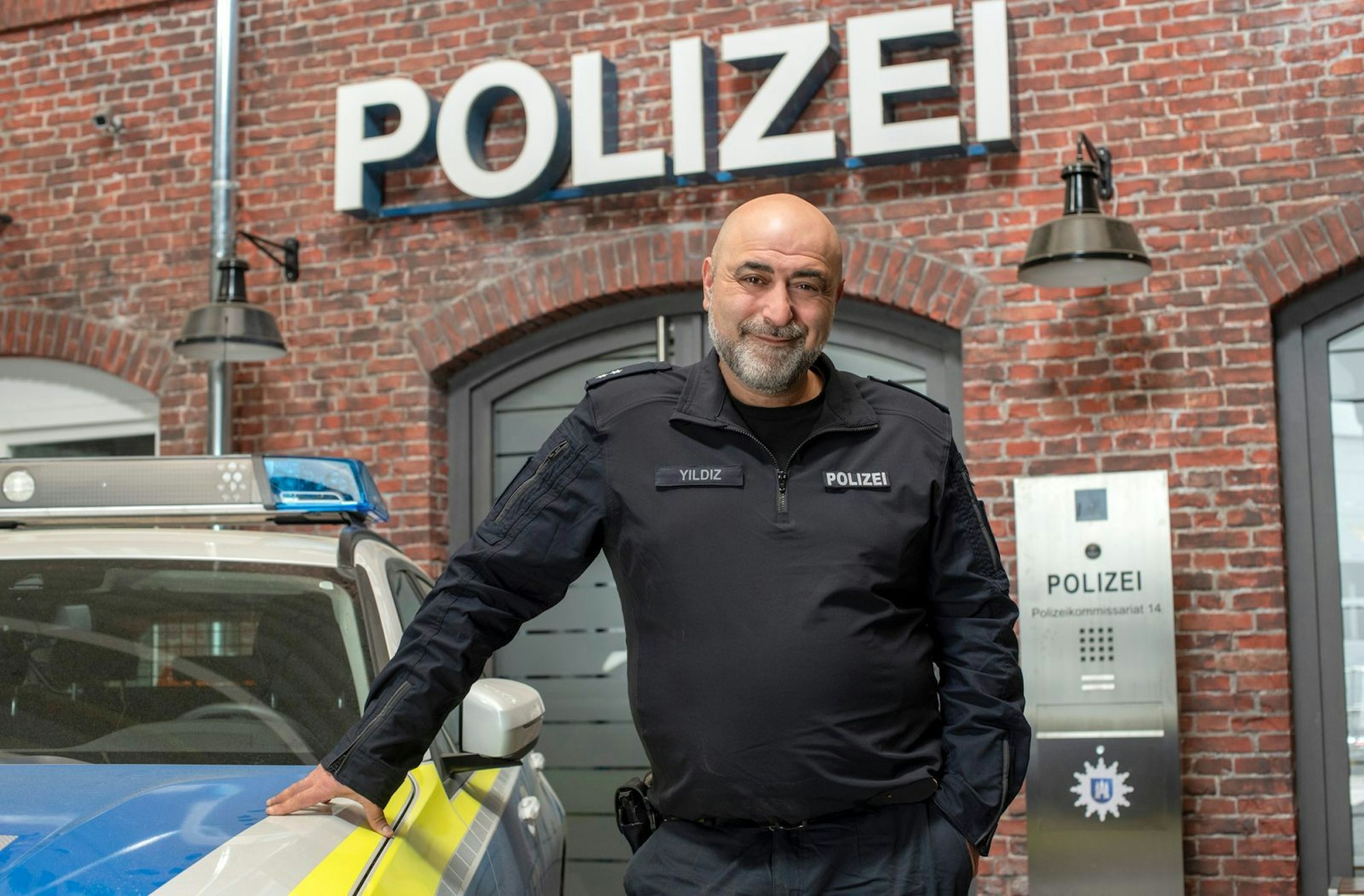 Ein neues Gesicht stößt zum Ensemble: Tarkan Yildiz (Özgür Karadeniz) verstärkt als neuer Wachhabender die St.Pauli-Wache mit Staffel 38. (Bild: ARD / Thorsten Jander)