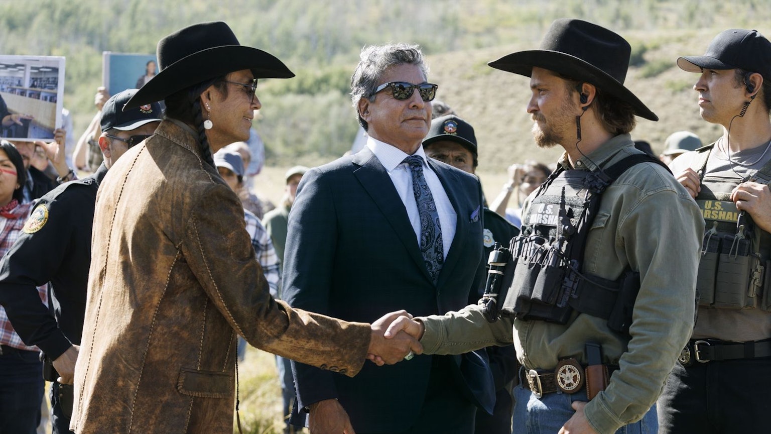 Kayce Dutton (Luke Grimes, rechts) trifft bei einer Veranstaltung Mo (Mo Brings Plenty, links) und Thomas Rainwater (Gil Birmingham) wieder. (Bild: © Paramount+)