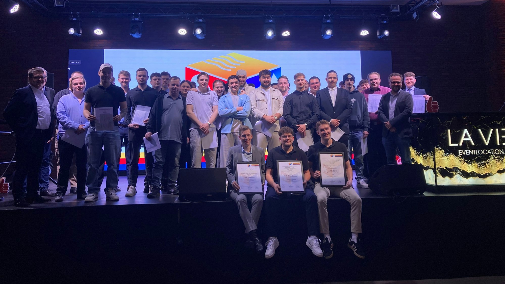 Das Foto zeigt frische Gesellen auf der Bühne.