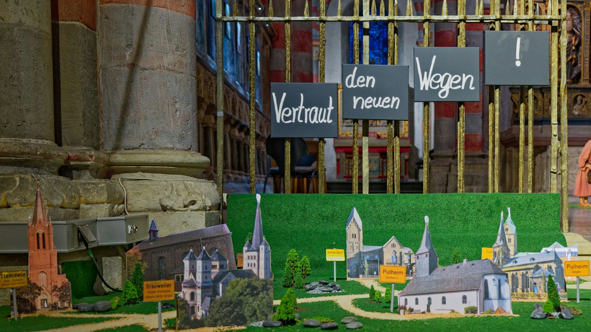 Eine Krippe, zu sehen sind die Kirchen im Stadtgebiet Pulheim.