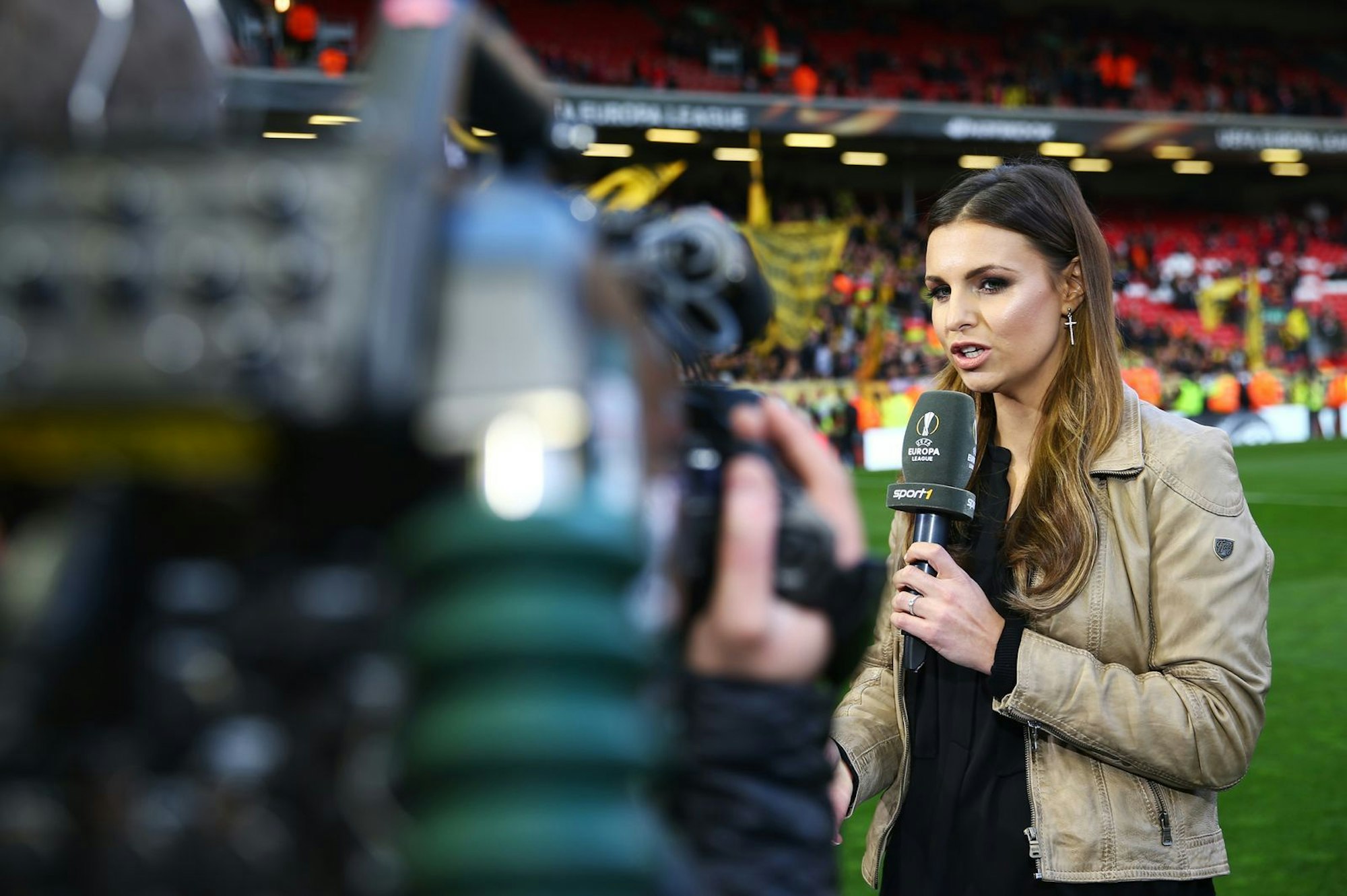 Schon in ihrem Volontariat bei Sky berichtete Wontorra direkt vom Spielfeldrand und macht das bis heute. (Bild: 2016 Getty Images/Clive Brunskill)