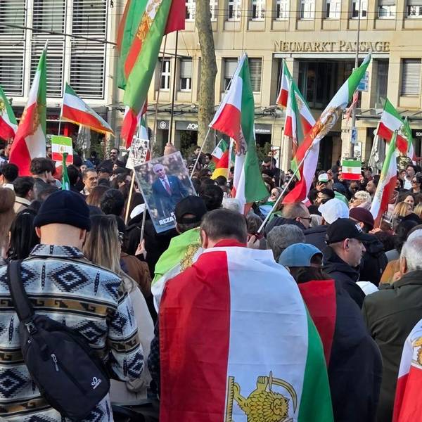 Zahlreiche Menschen mit Flaggen.