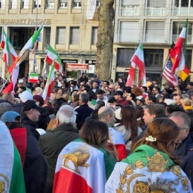 Zahlreiche Menschen mit Flaggen.