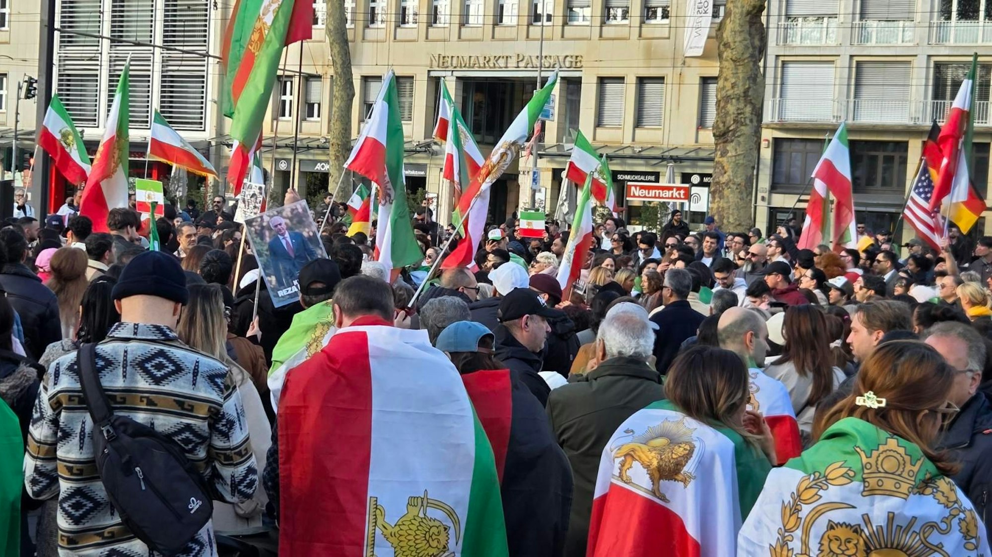 Zahlreiche Menschen mit Flaggen.